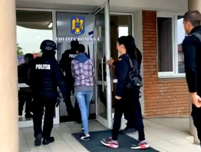 Suspecții au fost conduși la sediul poliției FOTO IPJ Alba