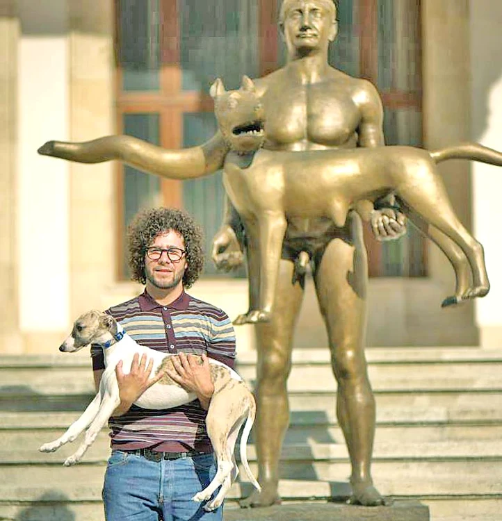 
    Reale sau prelucrate  pe calculator, fotografiile  la statuia lui Traian au devenit  gluma zilei pe Internet  