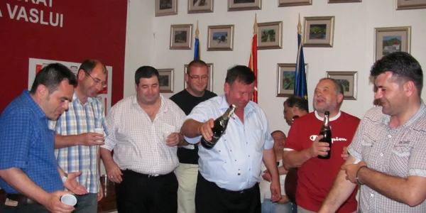 Social democraţii vasluieni au sărbătorit victoria cu şampanie