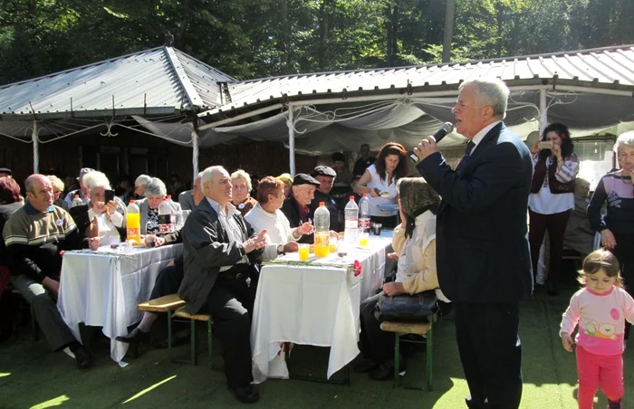 Mihai Mateescu a cantat pentru cateva sute de localnici. Foto Adevarul