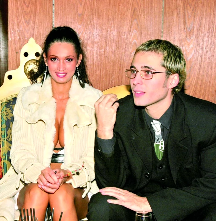 
    În 2004 locuia cu Dinu în Titan  