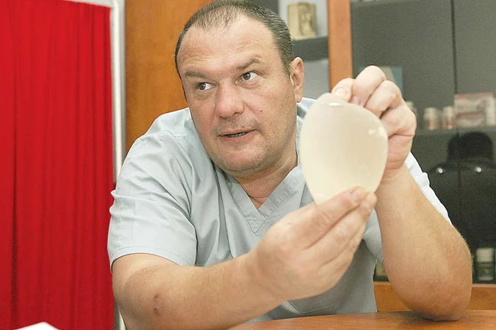 
    Simona Traşcă şi-a făcut o operaţie la sâni şi alta la nas la dr. Marek Vâlcu  