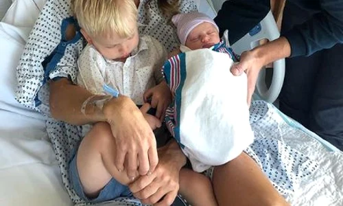 Eric Trump și soția lui, Lara, alături de cei doi copii  jpeg