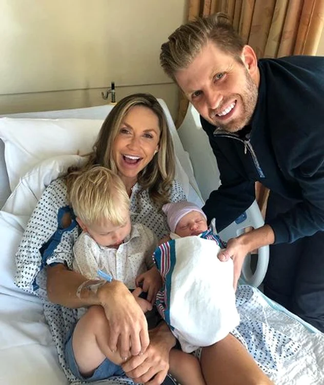 Eric Trump și soția lui, Lara, alături de cei doi copii 