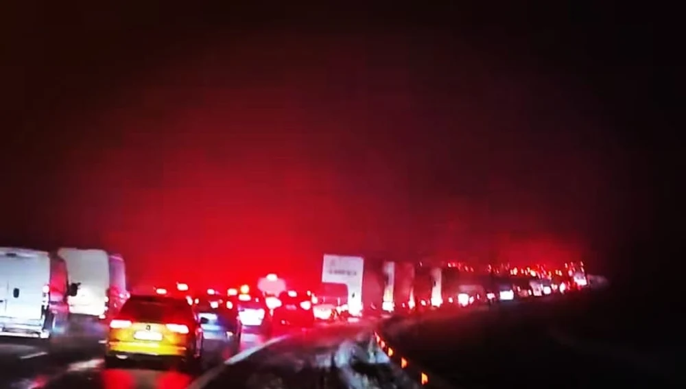 Se circulă bară la bară pe autostrada A1, pe sensul Nădlac spre Deva. Coloana de maşini se întinde pe cinci kilometri