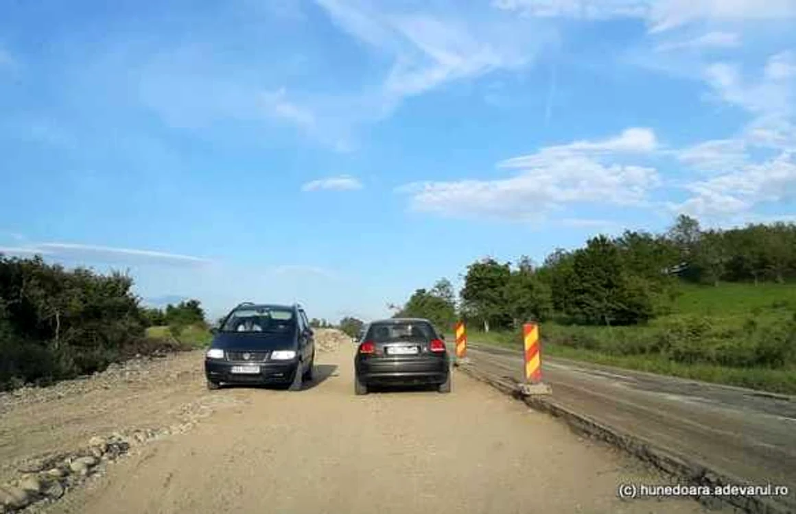 Şoseaua Hunedoara - Călan. Un şofer intrat pe culoarea roşiea semaforului pe un sector cu restricţii. (stânga).