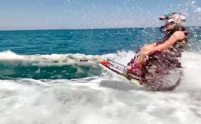 Italianul Ilaia Naef, de 29 de ani, face acrobații pe apă în scaunul cu rotileFoto: profimedia