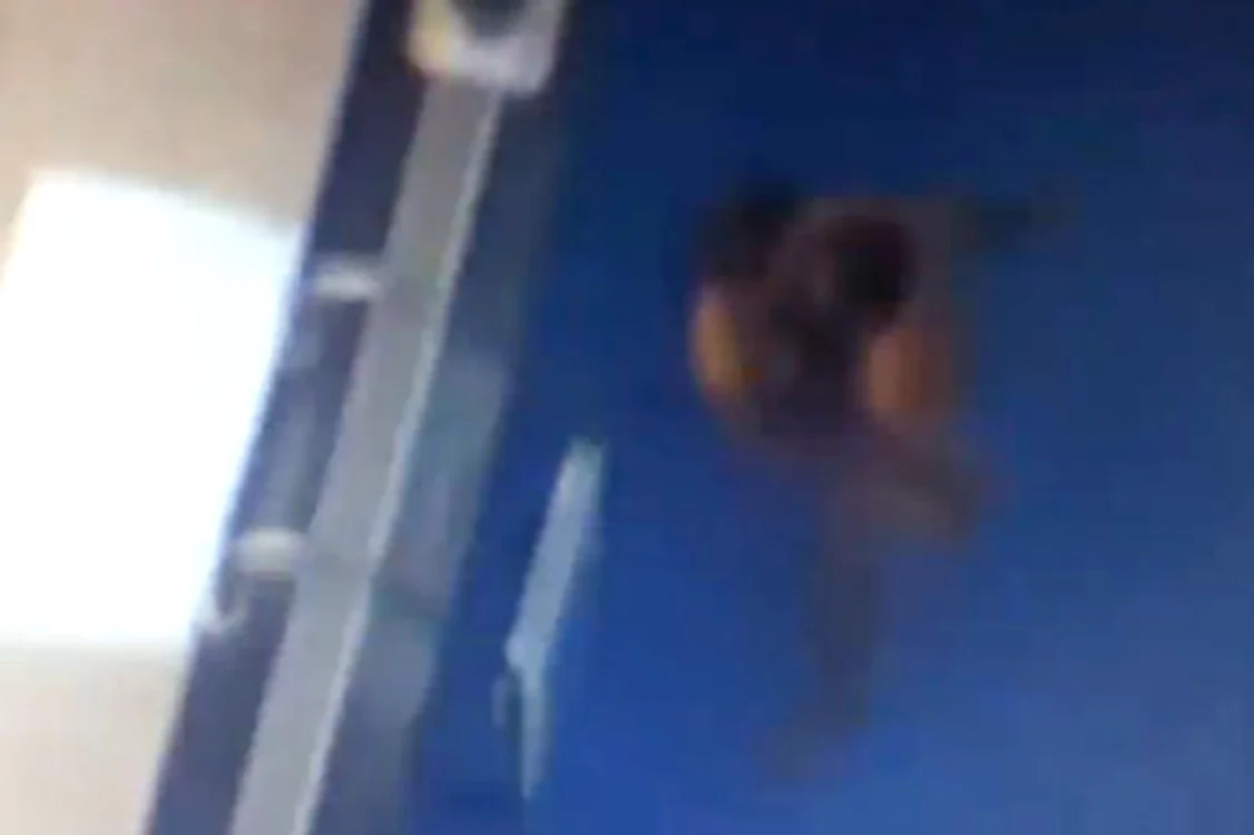 Cei doi s-au mutat apoi în piscină