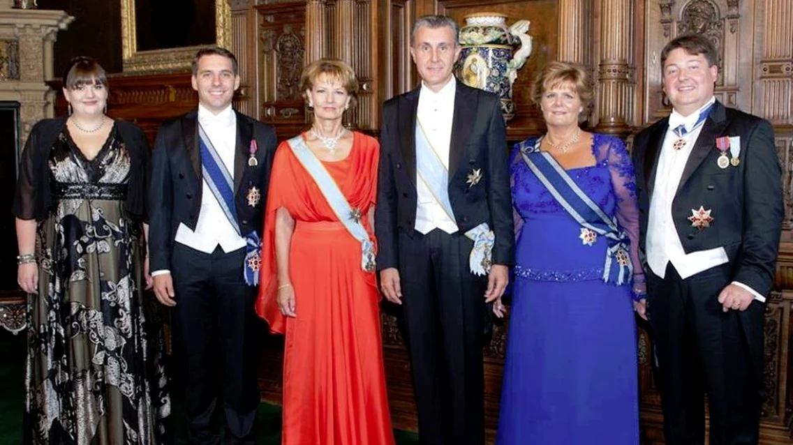 Elisabeta Karina, alături de fratele său, Nicolae, Majestatea Sa Margareta, Principele Radu, Principesa Elena și Alexander Nixon. FOTO: Casa Majestății Sale