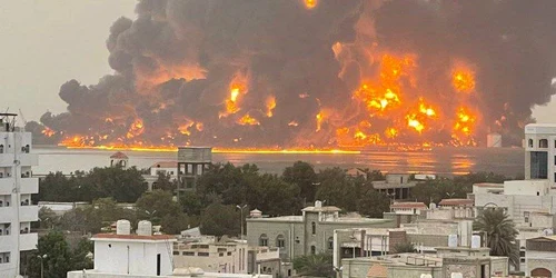 Israelul a lovit portul Hodeidah din Yemen foto x jpg