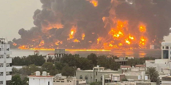 Israelul a lovit portul Hodeidah din Yemen foto x jpg