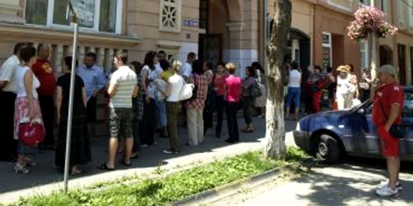 Absolvenţii de la "Spiru Haret" - Deva fac coadă la Parchet, pentru a da Ministerul Educaţiei în judecată