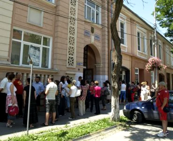 Absolvenţii de la "Spiru Haret" - Deva fac coadă la Parchet, pentru a da Ministerul Educaţiei în judecată