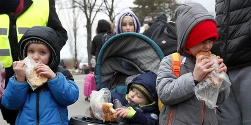 Oamenii înfricoşaţi părăsesc Ucraina. FOTO EPA-EFE