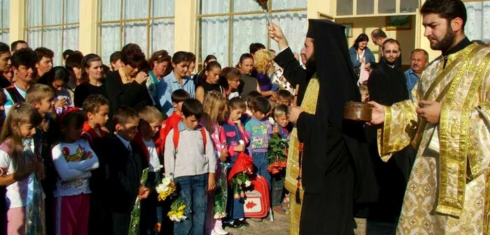 La sfârşitul clasei a VIII-a, elevii vor trebuie să manifeste un comportament moral în acord cu valorile religioase FOTO Arhivă