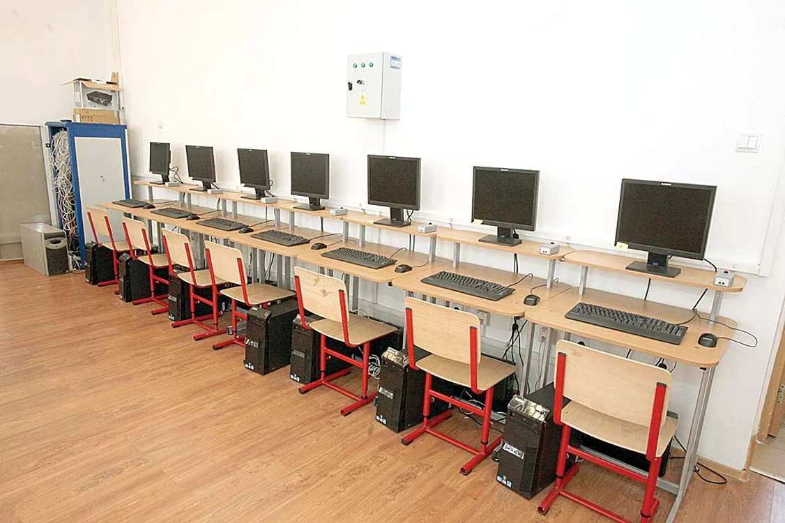 Laboratorul de informatică este unul dintre cele mai iubite de copii