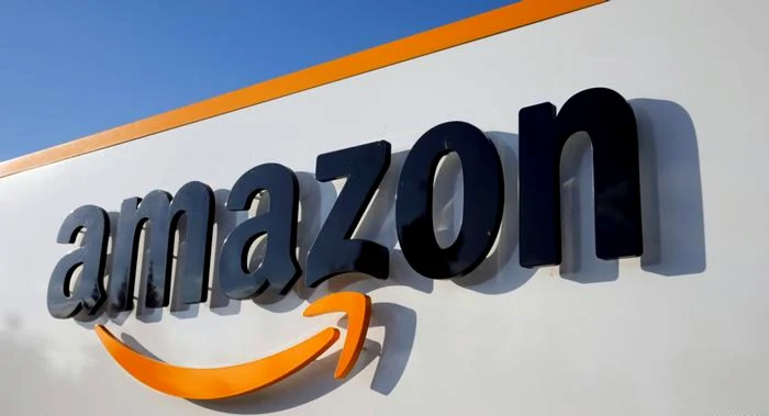 Sigla Amazon pe o clădire de birouri