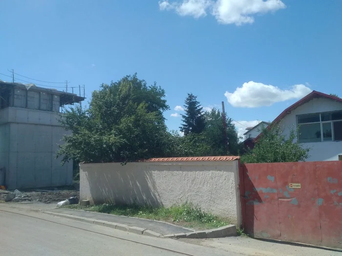 Pilonii podului sunt construiți până la gardul Roxanei Mărișoiu până când instanța va da un verdict definitiv