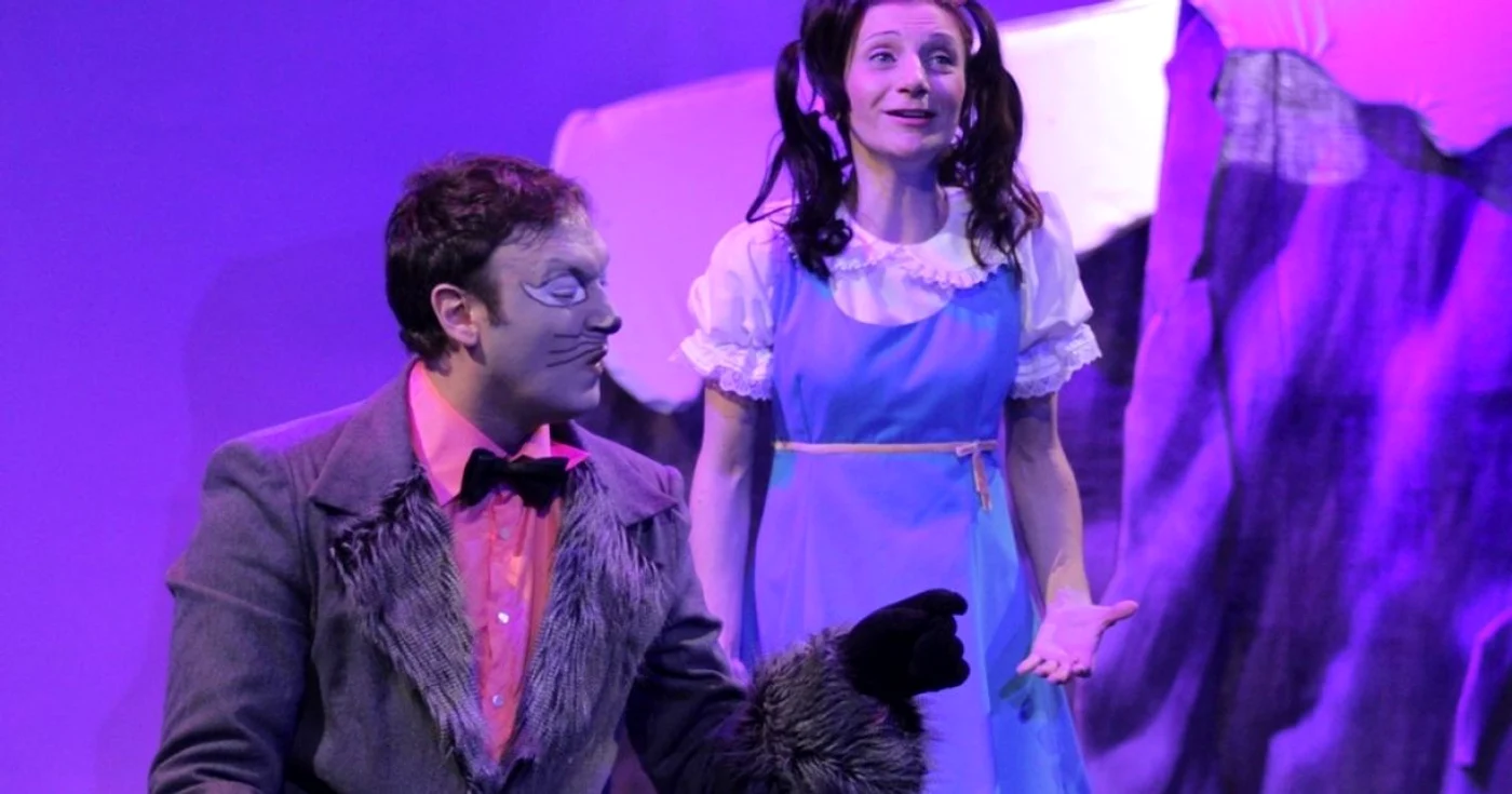 Marian Rădulescu (Domnul Şobol) şi Corina Dragomir (Degeţica), în spectacolul "Degeţica", regizat de Aurel Mitran, directorul Teatrului Excelsior   FOTO: Teatrul Excelsior
