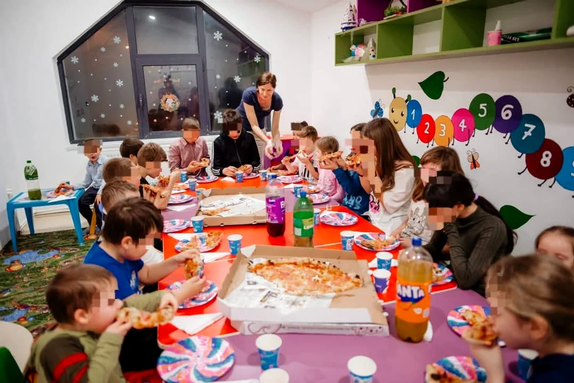 Petrecere organizată de volutari și preoteasă FOTO Ana Maria Macuc
