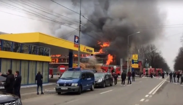 Flăcările se manifestă violent