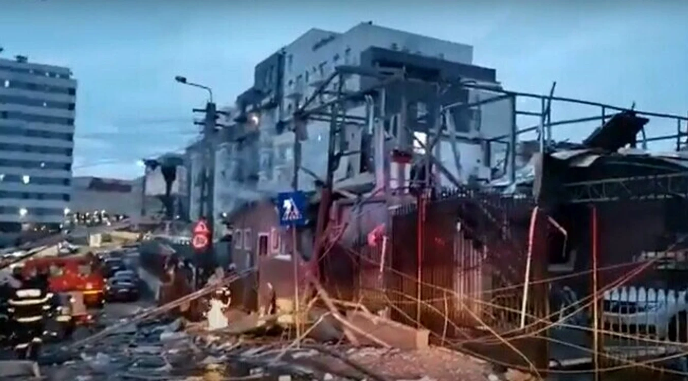 
    O persoană a murit și două au fost rănite grav după ce o pensiune din Cluj a sîrit în aerFoto: captură știrileprotv.ro  