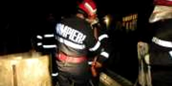 Pompierii au încercat mai bine de două ore să scoată cadavrul din fântână