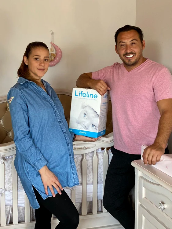 Ștefan Stan și Simona au pregătit kitul pentru recoltarea celulelor stem