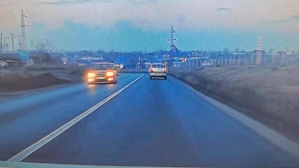 „Cascadorie” periculoasă: o şoferiţă s-a răsturnat cu Loganul într-o curbă, la intrarea în Galați VIDEO