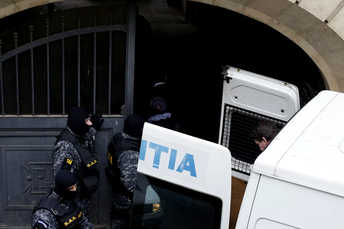 
     Spoinii israelieni au fost aduși la Curtea de Apel cu duba, încătușați și flancați de mascați (foto:Inquam-Octav Ganea)  