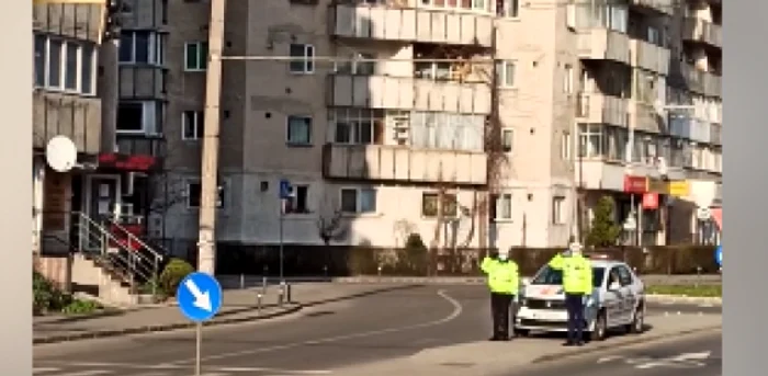 Poliţişti clujeni aplaudaţi pe o stradă din Cluj-Napoca. FOTO: Captură video