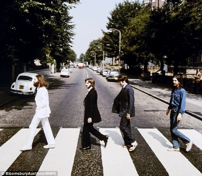 The Beatles traversând Abbey Road