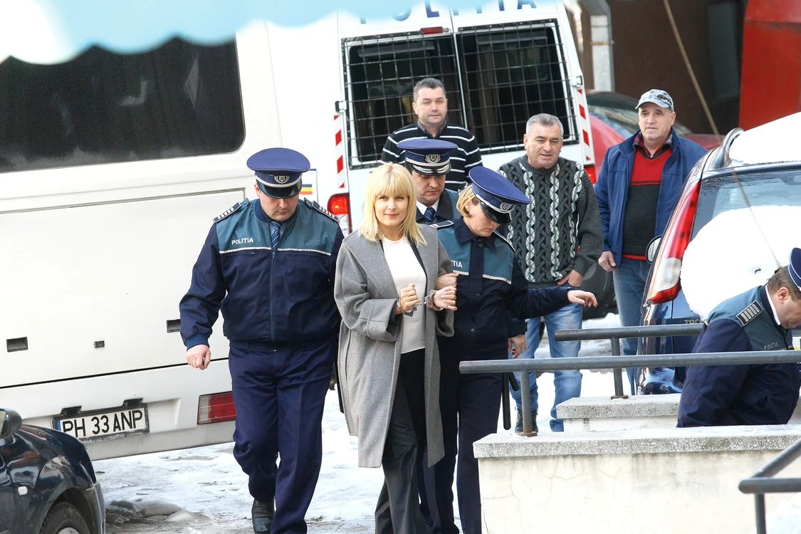 
    Exact acum un an, Elena Udrea era la Paris, într-o vacanţă de lux cu Alina Bica. Acum, amândouă sunt după gratiiFoto: Marian Iliescu  