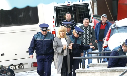 Exact acum un an, Elena Udrea era la Paris, într o vacanţă de lux cu Alina Bica  Acum, amândouă sunt după gratii jpeg