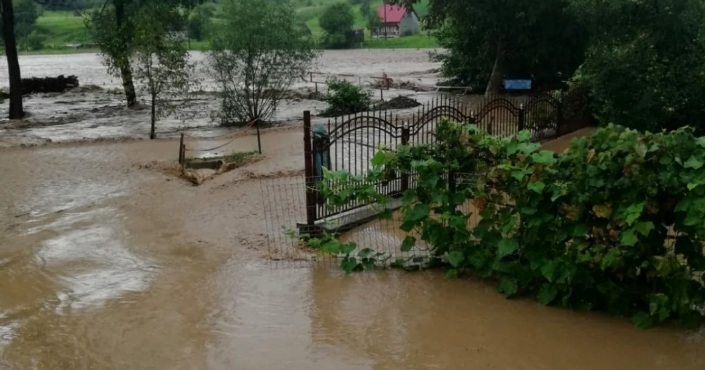 Viituri în Hunedoara. Gospodărie inundată, zi