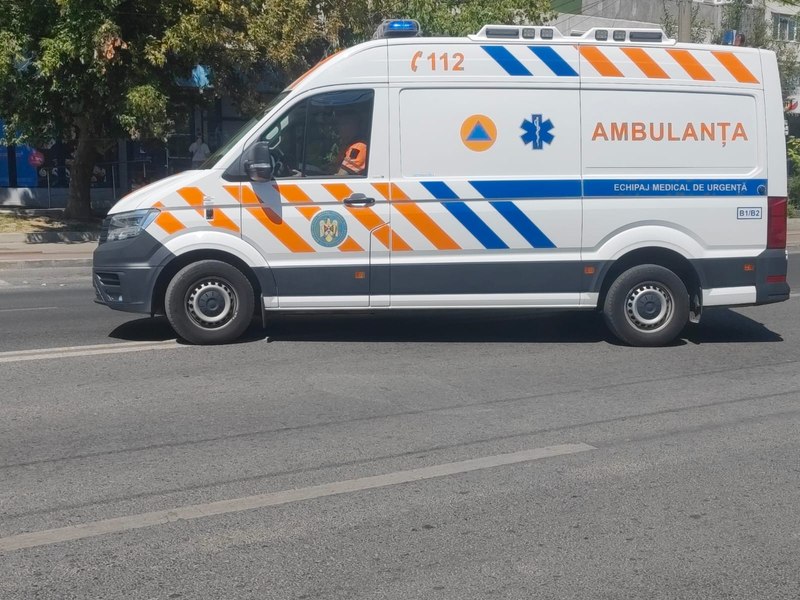 A vrut să-și ucidă soția pe trecerea de pietoni: un gălățean băut a dat peste ea cu mașina. Bărbatul a fost oprit de trecători