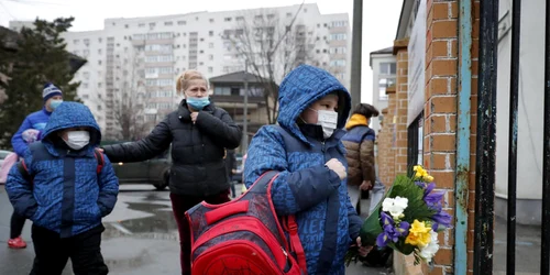 Elevii revin la cursuri la scoala gimnaziala Cezar Bolliac din Bucureşti 8 februarie 2020 FOTO EPA-EFE / Robert Ghement