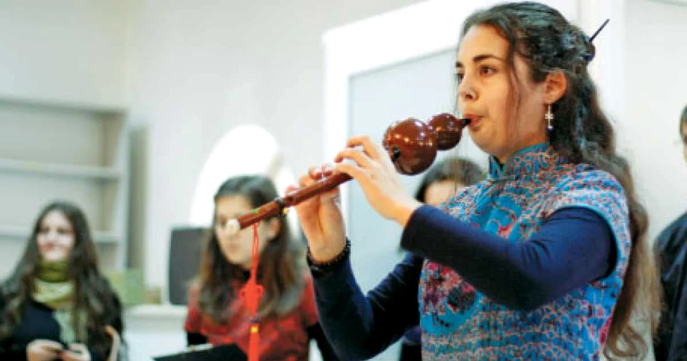 SIBIU: Tinerii învaţă să cânte la instrumente chinezeşti