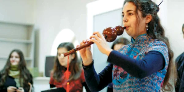 SIBIU: Tinerii învaţă să cânte la instrumente chinezeşti
