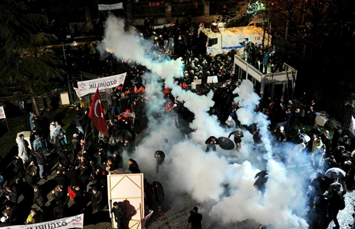 Susţinătorii libertăţii presei trataţi cu gaze lacrimogene de poliţie,  în faţa sediului ziarului Zaman