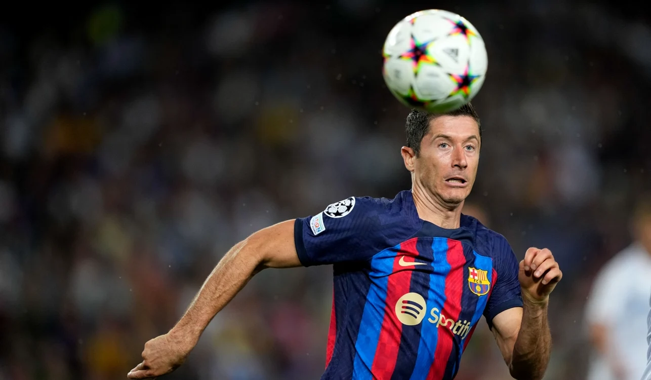 Robert Lewandowski, acum în tricoul Barcelonei, își înfruntă fosta echipă - Bayern (FOTO: EPA)