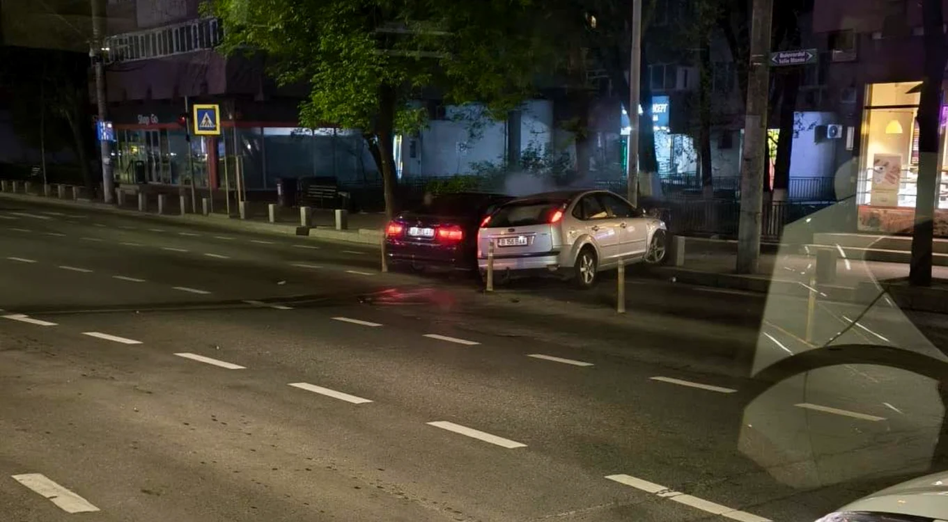 Un tânăr băut a intrat cu mașina într-un alt autoturism. FOTO: Facebook/Info Trafic România 