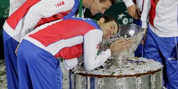 Stepanek îmbrăţişează Salatiera de Argint FOTO Reuters