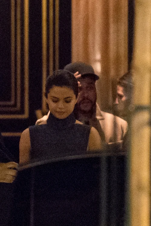 Selena Gomez et son compagnon The Weeknd (Abel Tesfaye) quittent l'hôtel la Reserve à Paris jpeg