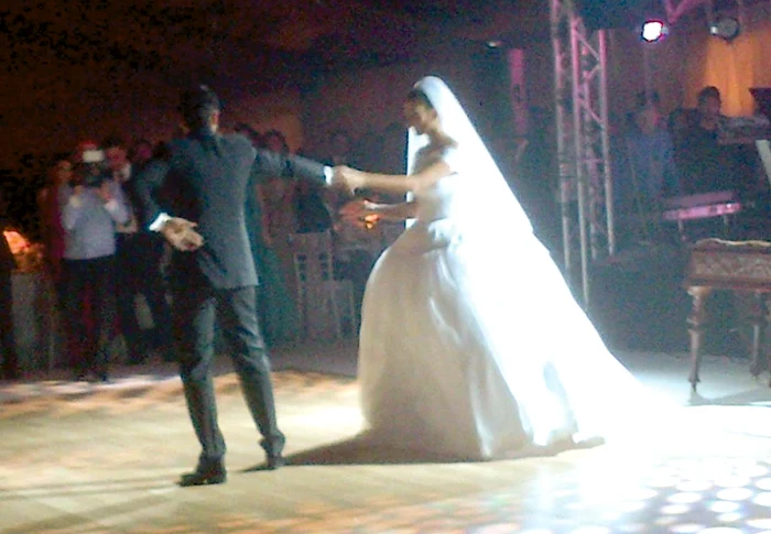 Cel mai aşteptat moment al serii a fost valsul miresei, “probă” la care Elena şi Bogdan s-au descurcat de minune