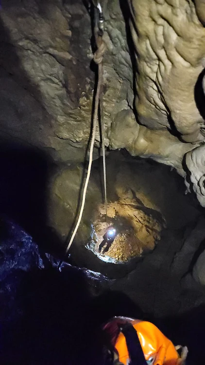 Coborâre în cel mai adânc aven din România. Foto: Facebook/Avenul de sub Vârful Grind