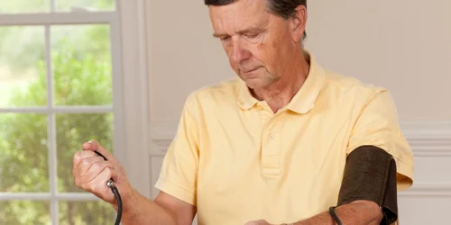 Barbat tensiune acasa tensiometru