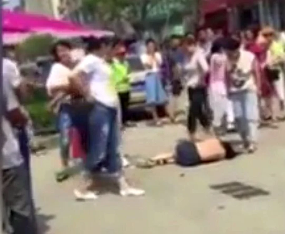 
    O femeie a fost bătută și dezbrăcată în mijlocul străziifoto: captură video  