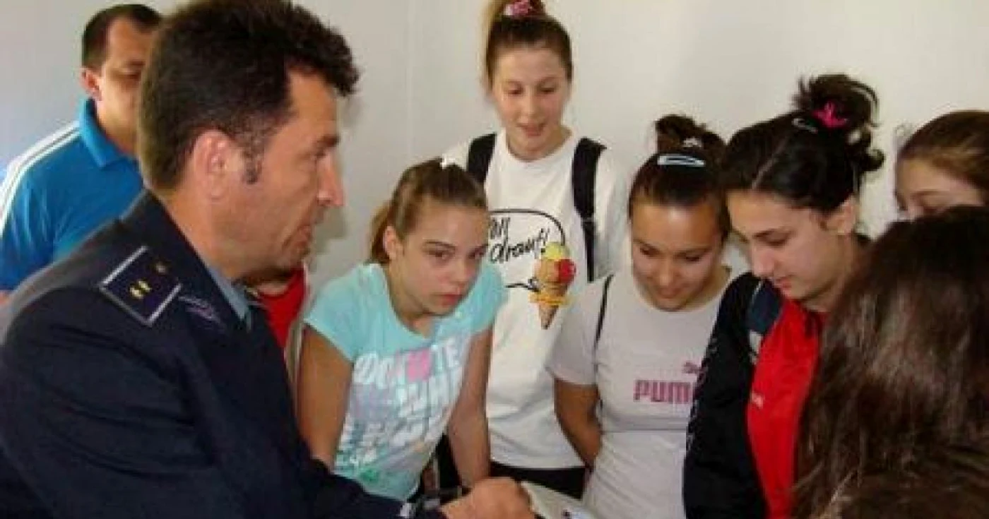 Polițistul le-a explicat elevilor cum pot preveni fenomenul de violență 