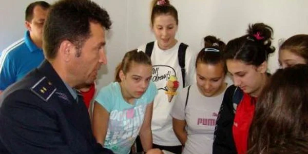 Polițistul le-a explicat elevilor cum pot preveni fenomenul de violență 